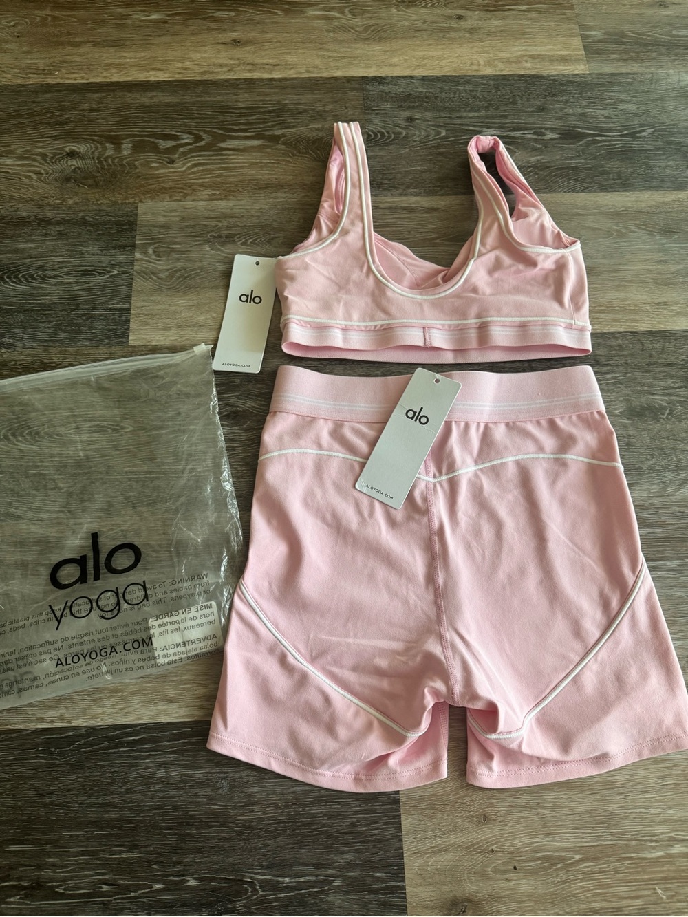 ALO Yoga Light Pink Woman Bike Shorts and Matching Sports Bra Set - Picture 2 of 9